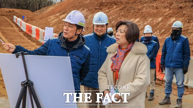 신계용 과천시장이 3일 지식정보타운 연결 녹지 및 단설중학교 조성 현장을 방문해 현장 점검을 하고 있다. /과천시