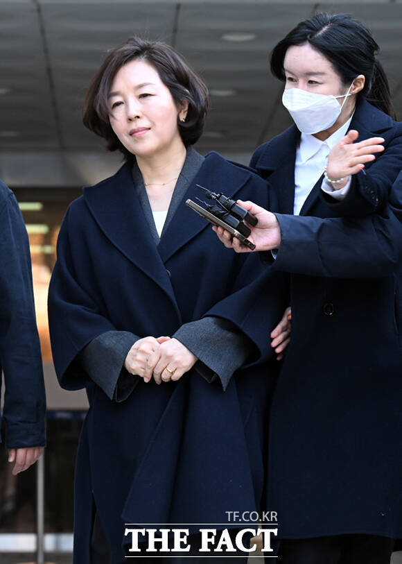 강선우 무소속 의원에게 공천헌금 1억 원을 건넨 혐의를 받는 김경 전 서울시의원이 3일 서울 서초구 서울중앙지방법원에서 구속 전 피의자 심문(영장실질심사)을 받은 후 법원을 나서고 있다. /이새롬 기자