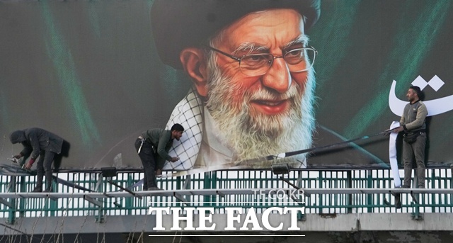 북한이 군사적 긴장을 일정 수준 관리하며 당분간 관망할 것이라는 시각도 적지 않다. 사진은 2일(현지시간) 이란 테헤란에서 작업자들이 도로 위 육교에 미·이스라엘의 공습으로 사망한 아야톨라 알리 하메네이 전 최고지도자의 대형 사진을 설치하는 모습. /뉴시스, AP