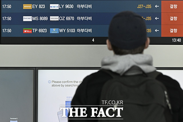 미국과 이스라엘의 공습으로 이란 최고지도자 알리 하메네이가 사망하는 등 중동 지역의 긴장이 고조되는 가운데 3일 오후 인천국제공항 전광판에 아랍에미리트(UAE) 아부다비행 항공편 결항 안내가 표시되고 있다. /인천국제공항=송호영 기자