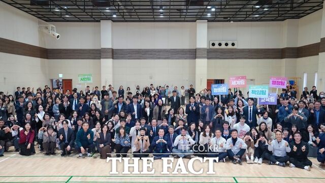 3일 충남교육청 다목적실에서 전 직원이 참여해 '정월대보름 맞이 어울림 한마당' 행사를 가진 후 김지철 교육감과 함께 기념촬영을 하고 있다. /충남교육청