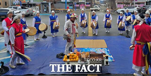 성주군 벽진면 농악보존회가 정월대보름을 맞아 2일 전통 민속놀이 '지신밟기' 행사를 열고 있다. /성주군