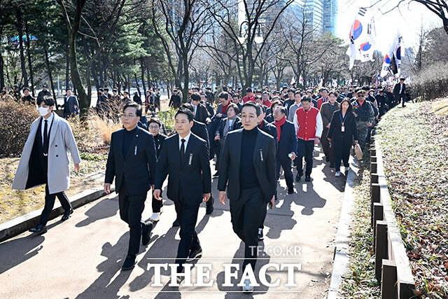 청와대로 도보행진하는 장동혁 국민의힘 대표와 송언석 원내대표 및 의원들.