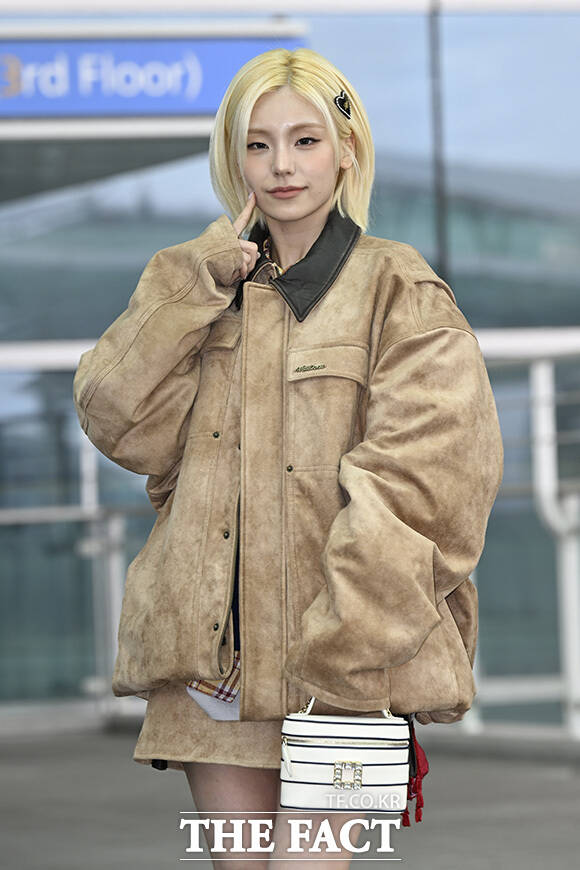 예지가 인사를 하고 있다.