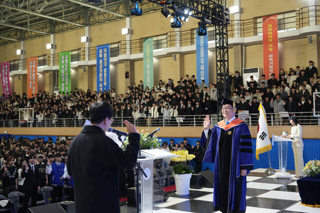 국립경국대 입학식에서 신입생 대표가 선서하고 있다. /국립경국대