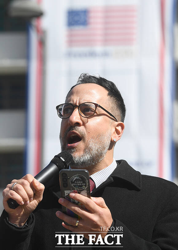 이란 출생 시아바시 사파리 교수가 항의 발언을 하고있다.