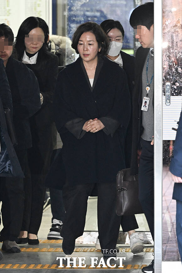 공천을 대가로 금품을 넘긴 혐의를 받는 김경 전 서울시의원이 3일 서울중앙지법에서 영장실질심사를 받은 뒤 법원을 나오고 있다. /김성렬 기자