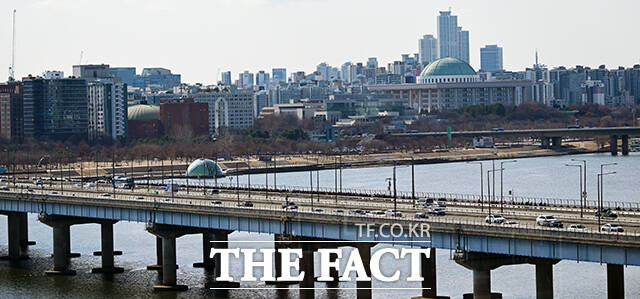 장동혁 대표와 송언석 원내대표 등 지도부가 마포역을 지나 청와대로 향하고 있다.