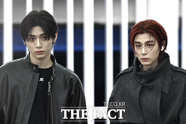 태산과 이한이 서로를 바라보고 있다.