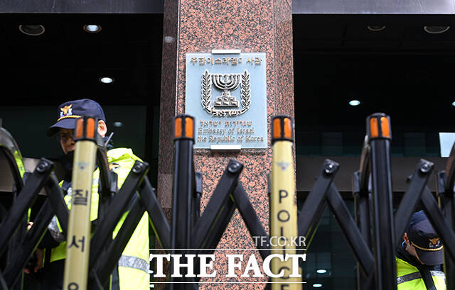 미국·이스라엘의 이란 공습에 따라 중동 정세가 악화되고 있는 3일 오후 서울 종로구 주한이스라엘대사관 일대에 긴장감이 감돌고 있다. /서예원 기자