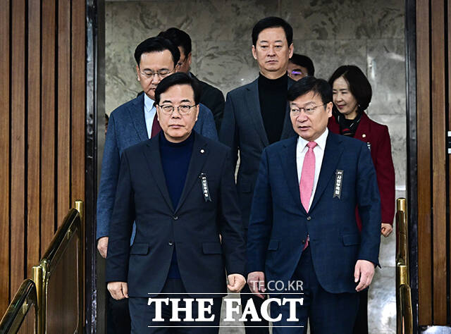 송언석 국민의힘 원내대표(왼쪽 세번째)가 3일 오전 서울 여의도 국회에서 열린 원내대책회의에 참석해 모두발언을 하고 있다. /국회=배정한 기자