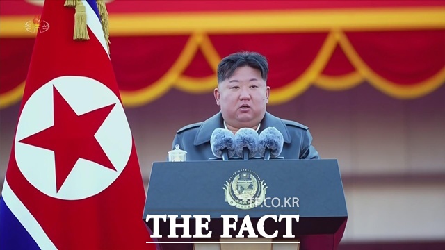 북한이 미국을 향한 메시지 수위를 일정 부분 조절하고 있다는 분석이 나온다. 사진은 지난달 18일 평양에서 열린 600mm대구경방사포 증정식에 참석했던 김정은 북한 국무위원장 모습. /뉴시스, 조선중앙TV 갈무리