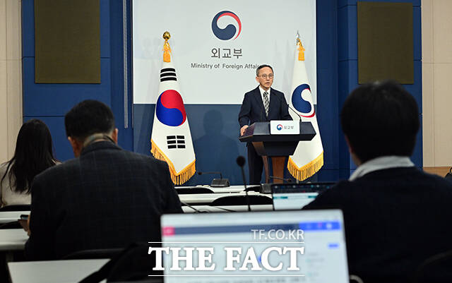 박일 외교부 대변인이 3일 오후 서울 종로구 외교부 청사에서 중동 사태와 관련해 교민 귀국 대책에 대해 브리핑을 하고 있다. /임영무 기자