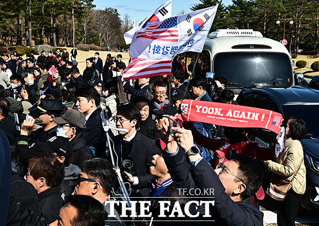 ‘윤 어게인’ 지지자들이 3일 오후 서울 여의도 국회 본청 앞 계단에서 열린 ‘사법독립 헌정수호를 위한 대국민 호소 국민대장정 규탄대회’에 참석하고 있다. /국회=배정한 기자