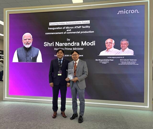 한미반도체 이종진 상무(왼쪽)와 이명호 부사장이 지난달 28일 마이크론 인도 반도체 공장 오픈식에 참석해 기념 촬영을 하고 있다. /한미반도체