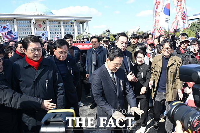 청와대로 도보행진하는 장동혁 국민의힘 대표와 송언석 원내대표 및 의원들.
