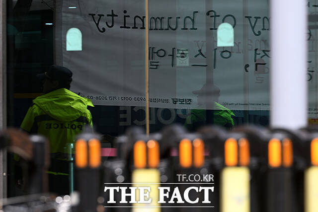 미국·이스라엘의 이란 공습에 따라 중동 정세가 악화되고 있는 3일 오후 서울 종로구 주한이스라엘대사관 일대에 긴장감이 감돌고 있다. /서예원 기자