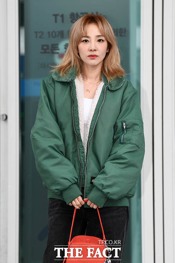 가수 산다라박이 같은 투애니원 멤버 박봄이 제기한 마약 적발 의혹을 사실무근이라며 부인했다./더팩트DB