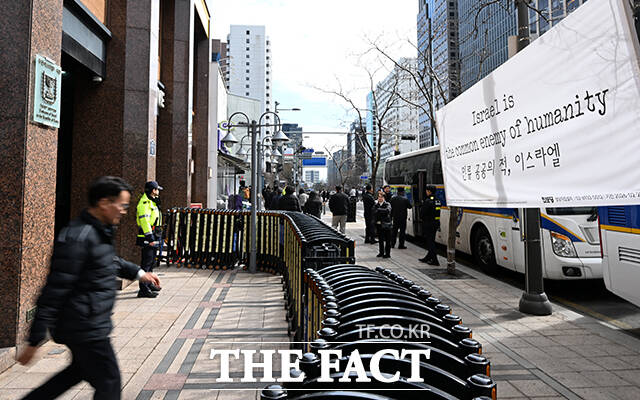미국·이스라엘의 이란 공습에 따라 중동 정세가 악화되고 있는 3일 오후 서울 종로구 주한이스라엘대사관 일대에 긴장감이 감돌고 있다. /서예원 기자