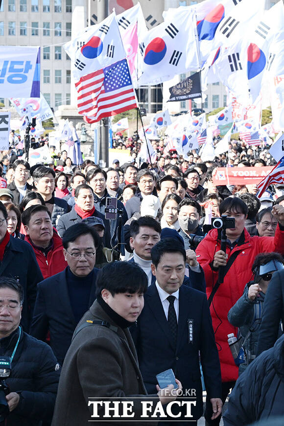 청와대로 도보행진하는 장동혁 국민의힘 대표와 송언석 원내대표 및 의원들.
