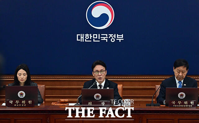 김민석 국무총리가 3일 오전 서울 종로구 정부서울청사에서 열린 국무회의에 참석해 모두발언을 하고 있다. /임영무 기자