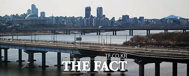 장동혁 대표와 송언석 원내대표 등 지도부가 마포역을 지나 청와대로 향하고 있다.