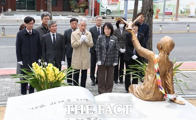 박종훈(앞줄 가운데) 경남도교육감이 도교육청 제2청사 앞에 세운 인권·평화 조형물 '기억과 소망' 앞에서 여덟 번째 추모식을 갖고 있다. /경남교육청