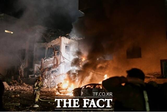 사상 처음으로 1200선을 돌파하며 상승세를 이어가던 코스닥이 '이란 공습'이라는 최대 변수를 만났다. 지난달 28일(현지시간) 이스라엘 텔아비브에서 소방대원들이 이란의 미사일 공격을 받은 건물 화재를 진압하고 있다. /텔아비브=AP/뉴시스