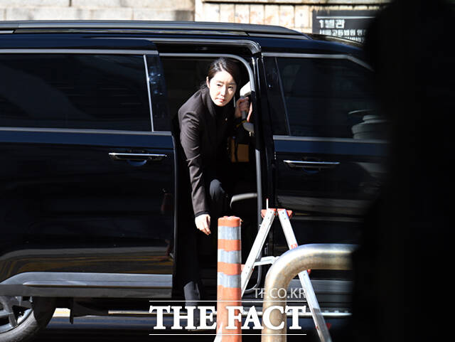 강선우 무소속 의원이 3일 서울 서초구 서울중앙지방법원에서 열린 구속 전 피의자 심문(영장실질심사)에 출석해 고개 숙여 사과하고 있다.