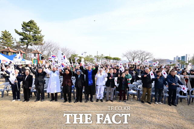 지역 기관장과 시민들이 지난 1일 논산시 강경읍에서 펼쳐진 3·1 독립만세운동 재현 행사에서 만세를 외치고 있다. /논산시