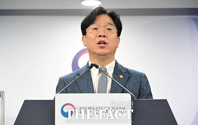 고용노동부는 올해 1월분 임금체불 통계부터 매달 노동포털에 11종 지표를 공개한다고 3일 밝혔다. 사진은 지난달 27일 정부서울청사에서 중앙노동위원회와 노조법 2·3조 현장 안착을 위한 공동브리핑을 하고 있는 김영훈 노동부 장관. /임영무 기자