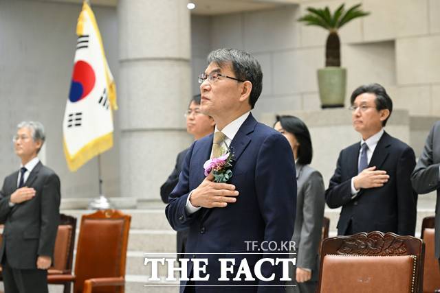 노태악 대법관이 3일 오전 서울 서초구 대법원 청사에서 열린 퇴임식에서 국기에 대한 경례를 하고 있다./대법원