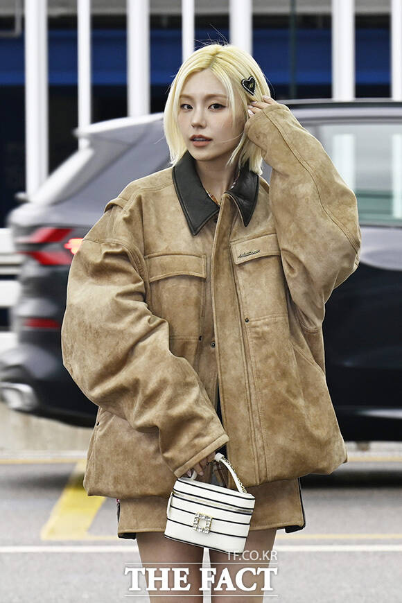 예지가 인사를 하고 있다.