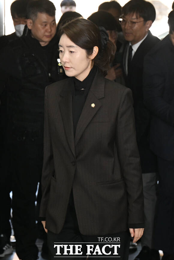 강선우 무소속 의원이 3일 서울 서초구 서울중앙지방법원에서 열린 구속 전 피의자 심문(영장실질심사)에 출석해 고개 숙여 사과하고 있다.