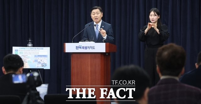 3일 전북도청사 브리핑룸에서 김관영 전북도지사가 출입기자들을 대상으로 전북 방산산업 관련 기자회견을 갖고 있다. /전북도