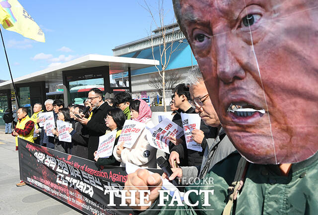 '이란 침략 전쟁 미국 트럼프 규탄 긴급 기자회견'이 3일 오후 서울 종로구 주한 미국대사관 앞에서 열린 가운데 참가자들이 규탄 발언을 하고 있다. /박상민 기자