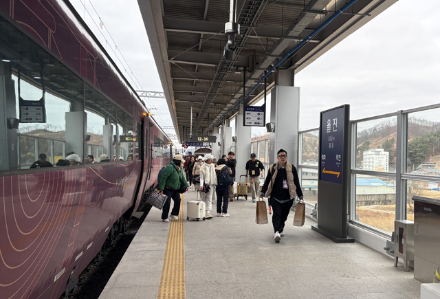 울진군은 ‘2026 울진대게와 붉은대게 축제’기간에 맞춰 관광객을 위한 특별열차 프로그램 운영했다. /울진군