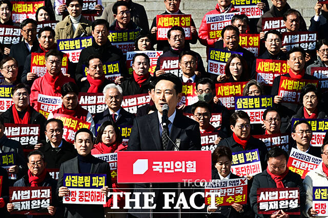 장동혁 국민의힘 대표가 3일 오후 서울 여의도 국회 본청 앞 계단에서 열린 ‘사법독립 헌정수호를 위한 대국민 호소 국민대장정 규탄대회’에 참석해 모두발언을 하고 있다. /국회=배정한 기자