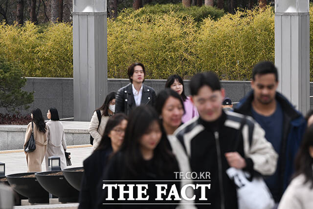 수요일인 4일 낮 15도까지 오르는 등 평년보다 기온이 높겠다. 전국이 대체로 맑은 가운데 미세먼지도 대체로 좋음 수준을 보이겠다./ 김성렬 기자