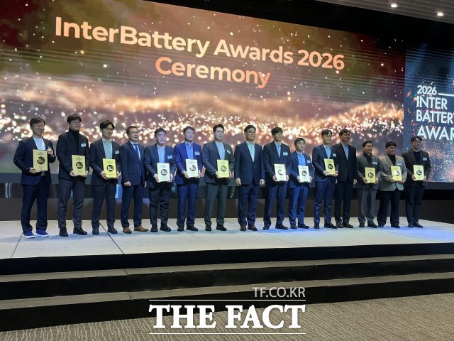 한국배터리산업협회가 3일 오전 서울 영등포구 글래드 여의도에서 인터배터리 어워즈를 열었다. 수상자들이 기념촬영을 하는 모습. /최의종 기자