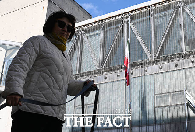 미국·이스라엘의 이란 공습에 따른 중동 정세가 악화되고 있는 가운데 3일 오후 서울 용산구 주한 이란이슬람공화국 대사관에 조기가 게양돼 있다. /박헌우 기자