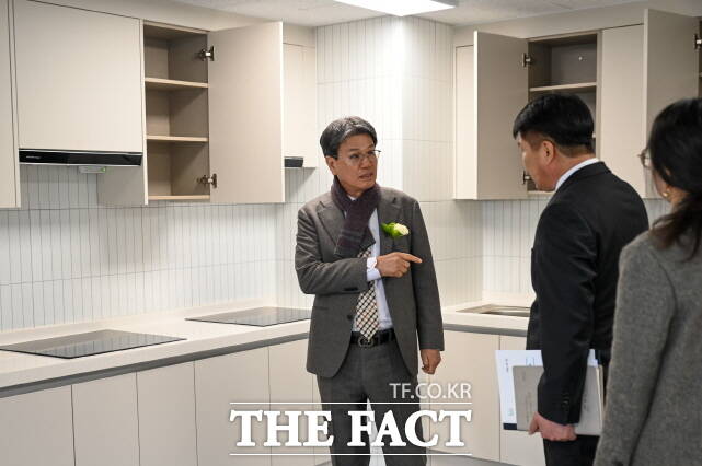 김돈곤 청양군수(가운데)가 청양군 청년 셰어하우스인 함께살아U 개관식에 참석하고 시설 등을 살펴보고 있다. /청양군