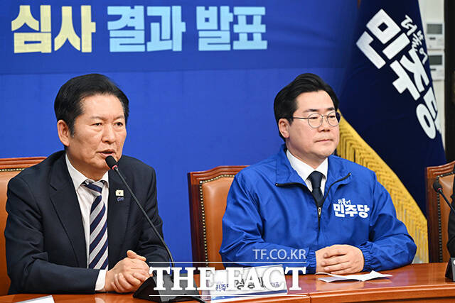 정청래 더불어민주당 대표(왼쪽)와 포옹하는 박찬대 의원.