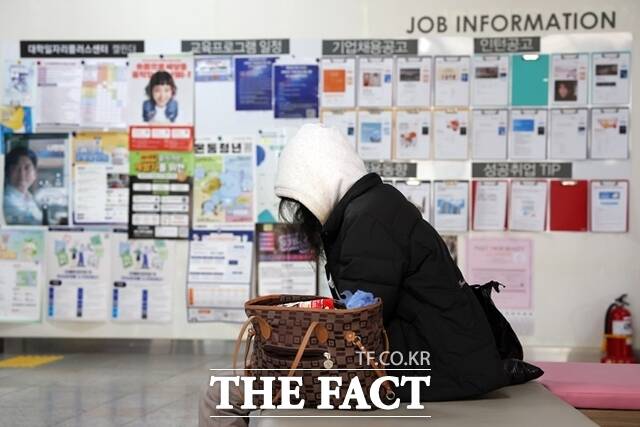 건설현장에 청년층 이탈 현상이 심각해지고 있다. 한국건설인정책연구원은 경직된 위계 질서를 주요 원인 중 하나로 지목했다. 사진은 서울 시내의 한 대학교 일자리플러스센터에 학생이 채용정보 게시판 앞에 앉아 있다. /뉴시스