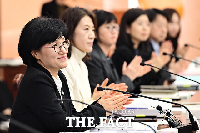 원민경 성평등가족부 장관(오른쪽)이 4일 오후 서울 종로구 정부서울청사에서 열린 2026년 성평등·청소년·가족정책 시·도 국장회의에 참석해 모두발언을 하고 있다. /임영무 기자