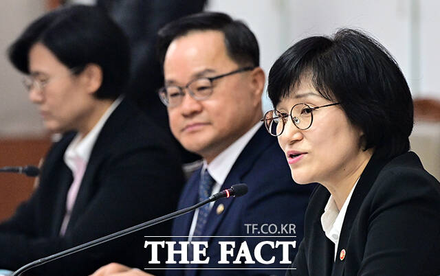 원민경 성평등가족부 장관(오른쪽)이 4일 오후 서울 종로구 정부서울청사에서 열린 2026년 성평등·청소년·가족정책 시·도 국장회의에 참석해 모두발언을 하고 있다. /임영무 기자