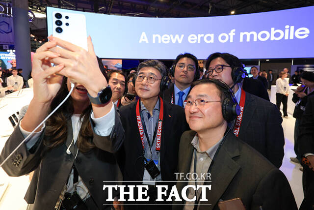 노태문 삼성전자 대표이사 사장(DX부문장)과 정재헌 SK텔레콤 사장(가운데)이 삼성전자 부스에서 갤럭시S26 울트라로 사진촬영 하고 있다. /바르셀로나=사진공동취재단
