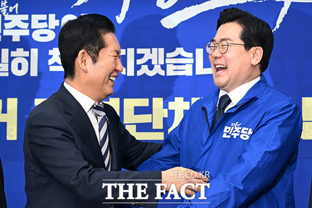 정청래 더불어민주당 대표(왼쪽)와 포옹하는 박찬대 의원.