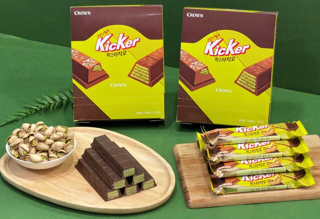 크라운제과는 피스타치오의 고소한 풍미를 진하게 살린 '키커바 피스타치오'를 출시한다. /크라운제과