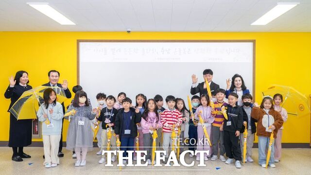 4일 당진 대덕초에서 김지철 충남도교육감을 비롯해 정은영 당진교육장, 최미경 초등특수교육과장 등이 온돌봄 운영 현장 점검을 마친 후 원아들과 함께 기념촬영을 하고 있다. /충남도교육청